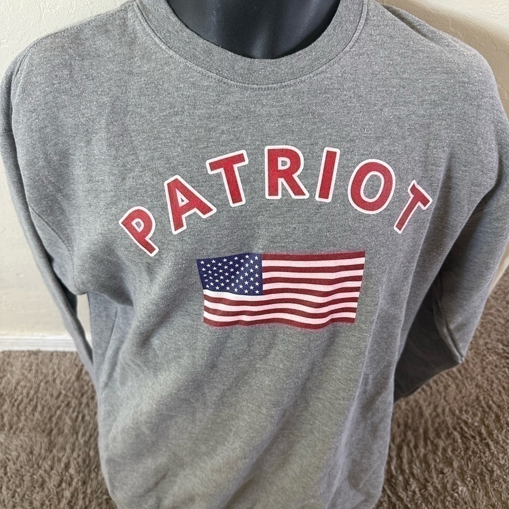 Men’s pre own as size L large crewneck Patriot sweater lightweight - Picture 3 of 5